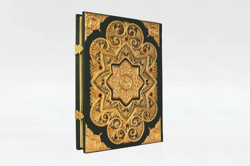 Коран на арабском языке с филигранью и гранатами